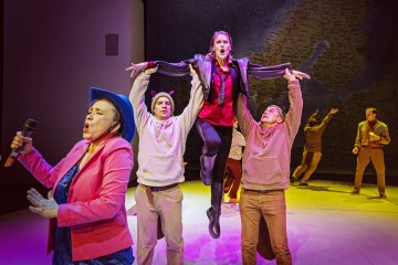 Helsingin Kaupunginteatteri – Asmodeus – Kuvassa Sari Haapamäki, Mikko Virtanen, Vappu Nalbantoglu, Kai Lähdesmäki – Kuva Otto-Ville Väätäinen