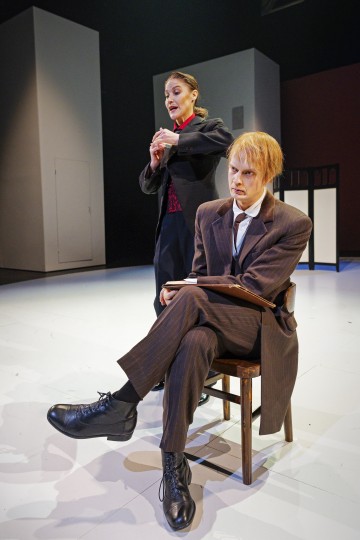 Helsingin Kaupunginteatteri – Asmodeus – Kuvassa Paavo Kääriäinen ja Vappu Nalbantoglu – Kuva Otto-Ville Väätäinen