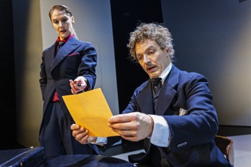 Helsingin Kaupunginteatteri – Asmodeus – Kuvassa Vappu Nalbantoglu ja Unto Nuora – Kuva Otto-Ville Väätäinen