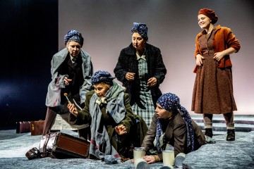 Helsingin Kaupunginteatteri – Ei kertonut katuvansa – Kuvassa Aino Seppo, Ursula Salo, Heidi Herala, Seidi Haarla ja Lumi Aunio – Kuva Robert Seger