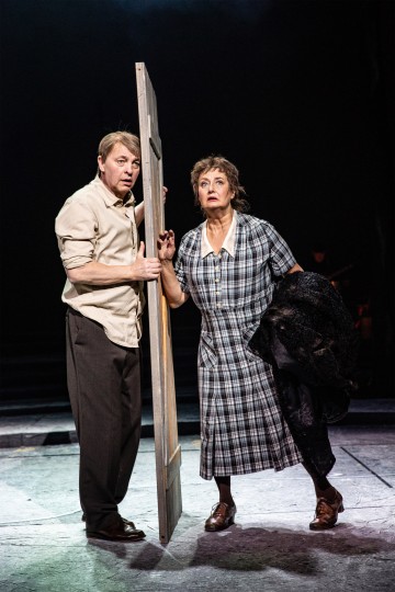 Helsingin Kaupunginteatteri – Ei kertonut katuvansa – Kuvassa Rauno Ahonen ja Heidi Herala – Kuva Robert Seger