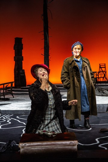 Helsingin Kaupunginteatteri – Ei kertonut katuvansa – Kuvassa Heidi Herala ja Ursula Salo – Kuva Robert Seger