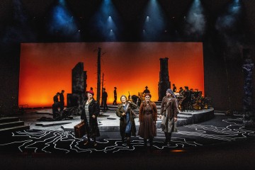 Helsingin Kaupunginteatteri – Ei kertonut katuvansa – Kuvassa Heidi Herala, Ursula Salo, Lumi Aunio ja Seidi Haarla – Kuva Robert Seger