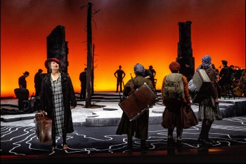 Helsingin Kaupunginteatteri – Ei kertonut katuvansa – Kuvassa Heidi Herala, Ursula Salo, Lumi Aunio ja Seidi Haarla – Kuva Robert Seger