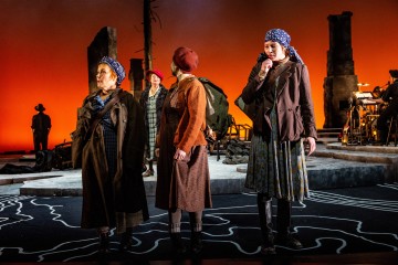 Helsingin Kaupunginteatteri – Ei kertonut katuvansa – Kuvassa Ursula Salo, Heidi Herala, Lumi Aunio ja Seidi Haarla – Kuva Robert Seger