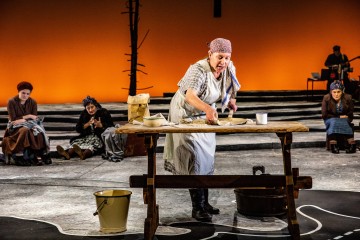 Helsingin Kaupunginteatteri – Ei kertonut katuvansa – Kuvassa Helena Haaranen, takana Lumi Aunio, Heidi Herala ja Ursula Salo – Kuva Robert Seger