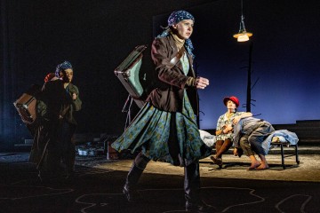 Helsingin Kaupunginteatteri – Ei kertonut katuvansa – Kuvassa Ursula Salo, Seidi Haarla, takana Heidi Herala ja Jouko Klemettilä – Kuva Robert Seger