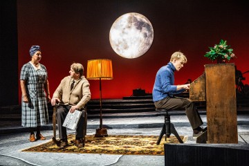 Helsingin Kaupunginteatteri – Ei kertonut katuvansa – Kuvassa Heidi Herala, Rauno Ahonen ja Mauno Terävä – Kuva Robert Seger