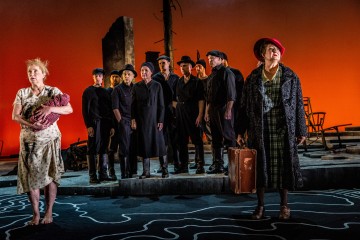 Helsingin Kaupunginteatteri – Ei kertonut katuvansa – Kuvassa edessä Helana Haaranen ja  Heidi Herala – Kuva Robert Seger