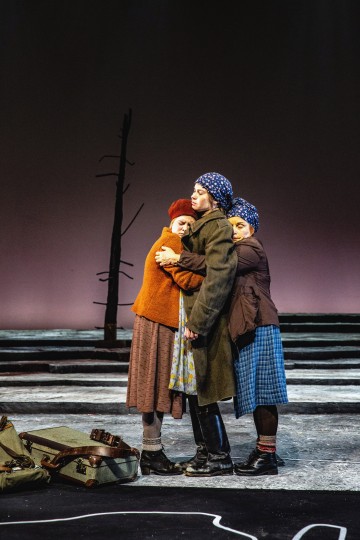 Helsingin Kaupunginteatteri – Ei kertonut katuvansa – Kuvassa Lumi Aunio, Seidi Haarla ja Ursula Salo – Kuva Robert Seger