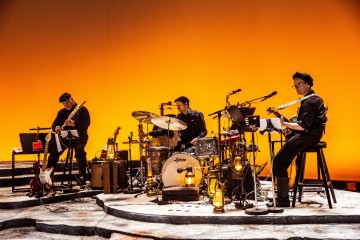 Helsingin Kaupunginteatteri – Ei kertonut katuvansa – Kuvassa Vesa Anttila, Sami Koskela ja Eeva Koivusalo – Kuva Robert Seger