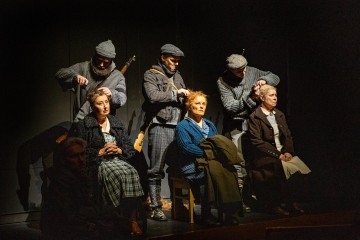 Helsingin Kaupunginteatteri – Ei kertonut katuvansa – Kuvassa edessä Heidi Herala, Ursula Salo, Aino Seppo
– Kuva Robert Seger