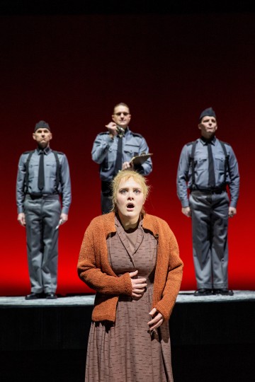 Helsingin Kaupunginteatteri – Ei kertonut katuvansa – Kuvassa Lumi Aunio – Kuva Robert Seger