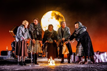 Helsingin Kaupunginteatteri – Ei kertonut katuvansa – Kuvassa Lumi Aunio, Seidi Haarla, Ursula Salo, Aino Seppo ja Heidi Herala – Kuva Robert Seger