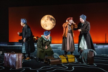 Helsingin Kaupunginteatteri – Ei kertonut katuvansa – Kuvassa Heidi Herala, Ursula Salo, Lumi Aunio ja Aino Seppo – Kuva Robert Seger