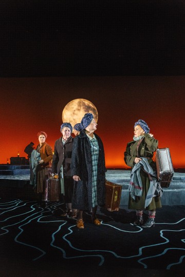 Helsingin Kaupunginteatteri – Ei kertonut katuvansa – Kuvassa Lumi Aunio, Aino Seppo, Heidi Herala ja Ursula Salo – Kuva Robert Seger