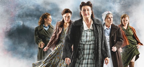 Viisi naista kävelee kohti kameraa