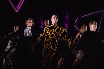 Helsingin Kaupunginteatteri – Special Night – Kuvassa Elina Lindfors, Pekka Louhio, Mikko Paloniemi, Jyrki Kasper, Krista-Julia Arppo ja Lewis Cooke – Kuva Kai Kuusisto