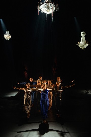 Helsingin Kaupunginteatteri – Special Night – Kuvassa Aksinja Lommi, Elina Lindfors, Heidi Naakka, Krista-Julia Arppo, Misa Lommi, Mikko Paloniemi, Justus Pienmunne ja Pekka Louhio – Kuva Kai Kuusisto