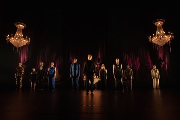 Helsingin Kaupunginteatteri – Special Night – Kuvassa Jyrki Kasper, Ioulia Zacharaki, Pekka Louhio, Aksinja Lommi, Mikko Paloniemi, Lewis Cooke, Heidi Naakka, Misa Lommi, Elina Lindfors, Justus Pienmunne – Kuva Kai Kuusisto