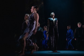 Helsingin Kaupunginteatteri – Special Night – Kuvassa Elina Lindfors, Heidi Naakka, Ioulia Zacharaki, Aksinja Lommi, Misa Lommi, Mikko Paloniemi, Lewis Cooke – Kuva Kai Kuusisto