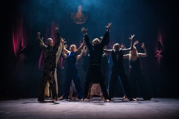 Helsingin Kaupunginteatteri – Special Night – Kuvassa Jyrki Kasper, Aksinja Lommi, Lewis Cooke, Misa Lommi,  Heidi Naakka – Kuva Kai Kuusisto