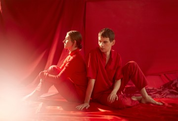 Helsingin Kaupunginteatteri – Nykyesityksen näyttämö – Masi Tiitta– Dilemma – Kuvassa Kreeta Salminen ja Örtsis pörtsis - Kuva Sanna Lehto