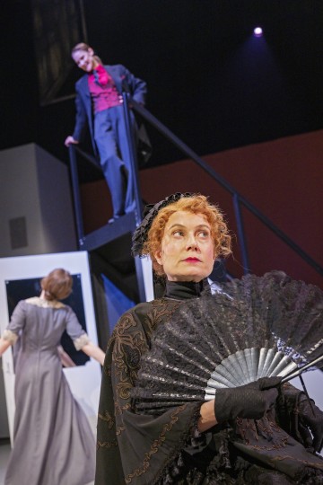 Helsingin Kaupunginteatteri – Asmodeus – Kuvassa Sofia Hilli, Tiina Peltonen ja Vappu Nalbantoglu – Kuva Otto-Ville Väätäinen