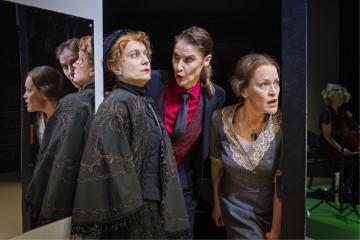 Helsingin Kaupunginteatteri – Asmodeus – Kuvassa Sofia Hilli, Vappu Nalbantoglu, Tiina Peltonen ja Pia Komsi – Kuva Otto-Ville Väätäinen