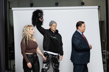 Helsingin Kaupunginteatteri – Ape army – Kuvassa Anna-Sofia Tuominen, Olli Riipinen ja Jouko Klemettilä – Kuva Mitro Härkönen