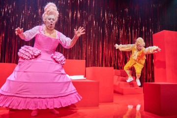 Lilla Teatern – Figaros bröllop – På bilden Pia Runnakko och Joonas Heikkinen  – Foto Linus Lindholm