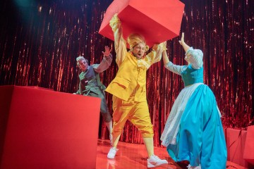 Lilla Teatern – Figaros bröllop – På bilden Joachim Wigelius, Joonas Heikkinen och Minni Gråhn  – Foto Linus Lindholm