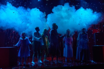 Lilla Teatern – Figaros bröllop – På bilden Ursula Salo, Alexander Wendelin, Joonas Heikkinen, Joachim Wigelius, Pia Runnakko och Minni Gråhn  – Foto Linus Lindholm