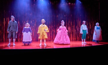 Lilla Teatern – Figaros bröllop – På bilden Joachim Wigelius, Ursula Salo, Joonas Heikkinen, Pia Runnakko, Alexander Wendelin och Minni Gråhn – Foto Linus Lindholm