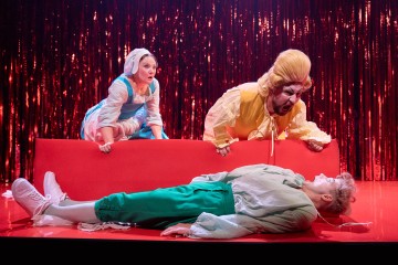 Lilla Teatern – Figaros bröllop – På bilden Minni Gråhn, Joonas Heikkinen och Alexander Wendelin – Foto Linus Lindholm