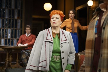 Helsingin Kaupunginteatteri – Hiirenloukku – Kuvassa Sauli Suonpää, Helena Haaranen ja Sanna-June Hyde – Kuva Otto-Ville Väätäinen