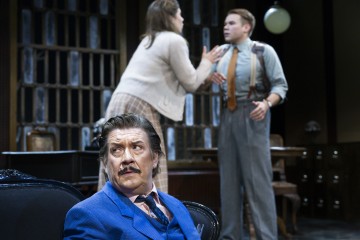 Helsingin Kaupunginteatteri – Hiirenloukku – Kuvassa Santeri Kinnunen, Elina Keinonen ja Joel Hirvonen – Kuva Otto-Ville Väätäinen