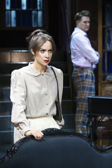 Helsingin Kaupunginteatteri – Hiirenloukku – Kuvassa Sanna-June Hyde ja Sauli Suonpää – Kuva Otto-Ville Väätäinen