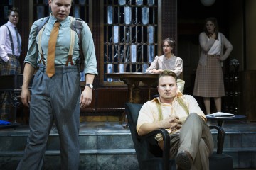 Helsingin Kaupunginteatteri – Hiirenloukku – Kuvassa Sauli Suonpää, Joel Hirvonen, Severi Saarinen, Sanna-June Hyde ja Elina Keinonen – Kuva Otto-Ville Väätäinen