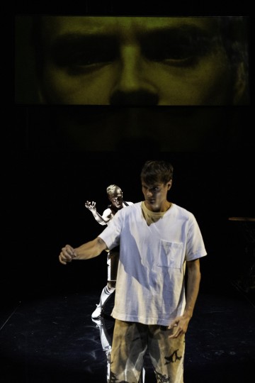 Helsingin Kaupunginteatteri - Kuka tappoi bambin? - Kuvassa: Justus Pienmunne ja Jaakko Hutchings -
Kuvaaja: Noora Geagea