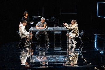 Helsingin Kaupunginteatteri - Kuka tappoi bambin? - Kuvassa: Jaakko Hutchings, Heidi Herala, Kari Mattila, ja Justus Pienmunne -
Kuvaaja: Noora Geagea