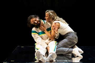 Helsingin Kaupunginteatteri - Kuka tappoi bambin? - Kuvassa: Pyry Nikkilä ja Aksinja Lommi - Kuvaaja: Noora Geagea