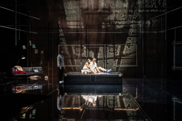 Helsingin Kaupunginteatteri - Kuka tappoi bambin? - Kuvassa: Pyry Nikkilä, Misa Lommi ja Jaakko Hutchings -
Kuvaaja: Noora Geagea