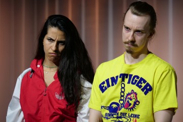 Helsingin Kaupunginteatteri – TeaK-yhteistuotanto – Nimetön – Kuvassa Mitra Matouf, Samuel Onatsu – Kuva © Anita Kremm & Liisamari Viik