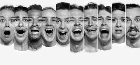 Kollaasi kymmenestä ihmisestä, joista jokaisella on erilainen intensiivinen ilme, kuten yllätys, pelko, järkytys, viha ja jännitys, mustavalkoisena tavallista taustaa vasten.
