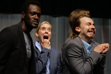 Helsingin Kaupunginteatteri – TeaK-yhteistuotanto – Nimetön – Kuvassa Betadi Mandunga, Emma Pälsynaho, Samuel Onatsu – Kuva © Anita Kremm & Liisamari Viik