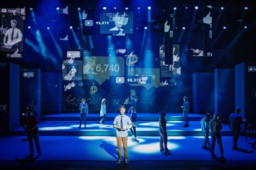 Helsingin Kaupunginteatteri – Rakas Evan Hansen – Kuvassa Julius Suominen – Kuva Otto-Ville Väätäinen