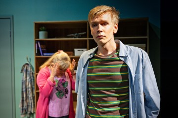 Helsingin Kaupunginteatteri – Rakas Evan Hansen – Kuvassa Nina Tapio ja Julius Suominen – Kuva Otto-Ville Väätäinen