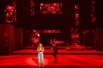 Helsingin Kaupunginteatteri – Rakas Evan Hansen – Kuvassa Riikka Riikonen  – Kuva Otto-Ville Väätäinen