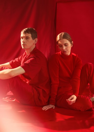 Helsingin Kaupunginteatteri – Nykyesityksen näyttämö – Masi Tiitta– Dilemma – Kuvassa Kreeta Salminen ja Samuli Niittymäki - Kuva Sanna Lehto